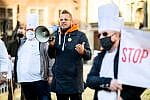Protest pracowników gastronomii przy fontannie Neptuna w Gdańsku.