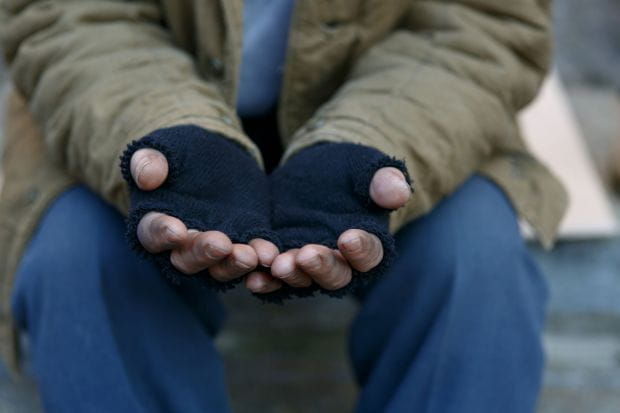 Okres jesienno-zimowy to dla bezdomnych najtrudniejszy czas, w którym każda minuta może zaważyć o ich zdrowiu i życiu. 
