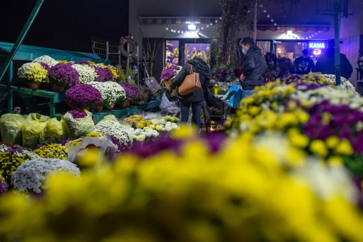 W sumie ​180 mln zł ma trafić do producentów i sprzedawców kwiatów oraz samorządów jako rekompensata po piątkowej decyzji o zamknięciu cmentarzy. 