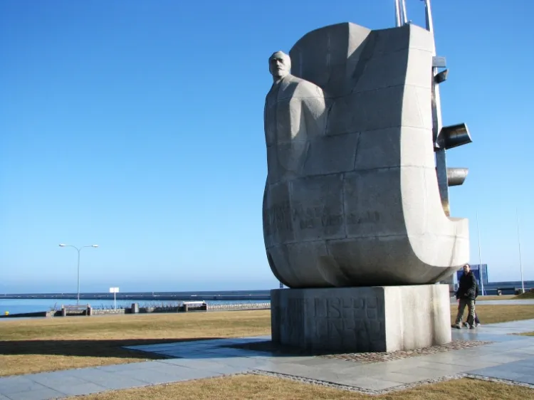 Pomnik Józefa Conrada-Korzeniowskiego znajduje się na Molo Południowym.