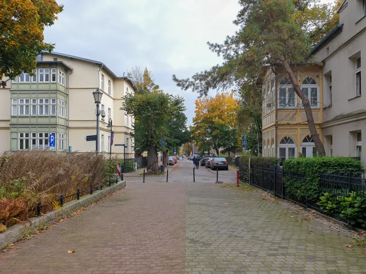 Utworzenie woonerfu na ul. Parkowej będzie stanowiło przedłużenie strefy pieszej rozciągającej się od placu Zdrojowego przez skwer ks. Otto Bowiena oraz park Marii i Lecha Kaczyńskich.