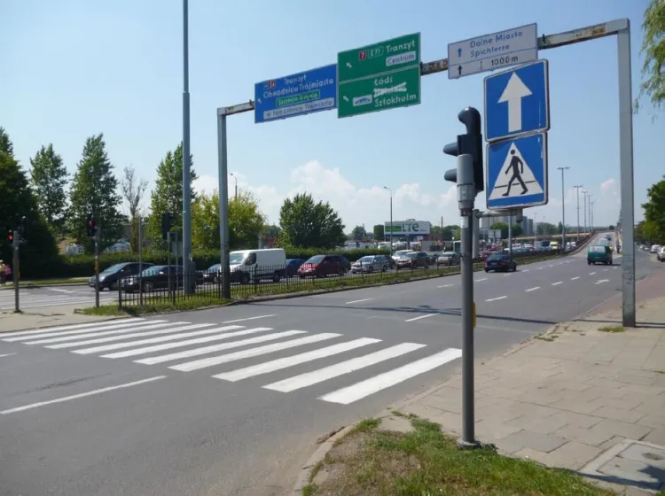 W miejsce dotychczasowej bramownicy na ul. Elbląskiej ustawiona zostanie nowa konstrukcja z nowym zestawem drogowskazów.
