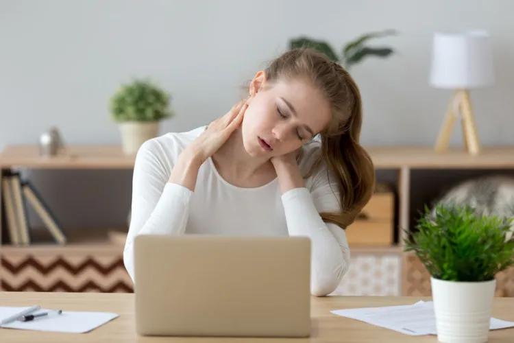 Miejscem, w którym najczęściej kumuluje się stres, są plecy. Ból w okolicy kręgosłupa lub ramion często wzmagany jest też nieprawidłową pozycją ciała przy pracy. 