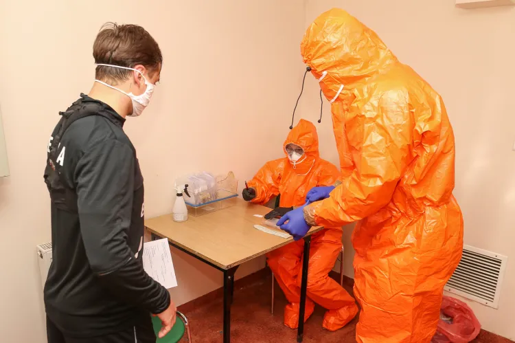 Od maja począwszy, piłkarze Lechii Gdańsk byli wielokrotnie badani na obecność wirusa SARS-CoV-2. Pierwszy przypadek stwierdzono w lipcu, a na przełomie października i listopada liczba zakażeń osiągnęła niespodziewanie duże rozmiary. 