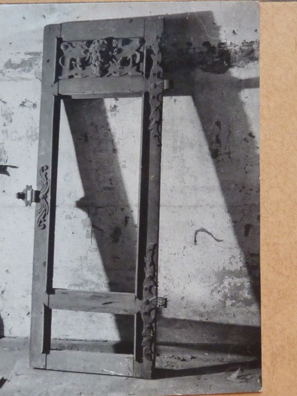 Wykonane tuż po wojnie zdjęcie ramy drzwi kata. Wszystko wskazuje na to, że drewniana konstrukcja została uznana za bezwartościową i wyrzucona na śmietnik. Zachowano jednak barokowe zawiasy i szyld zamka oraz płycinę z maszkaronem.