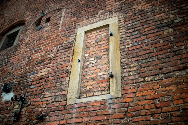 Zamurowane drzwi, które prowadziły na drewniany podest, a stamtąd pod pręgierz.