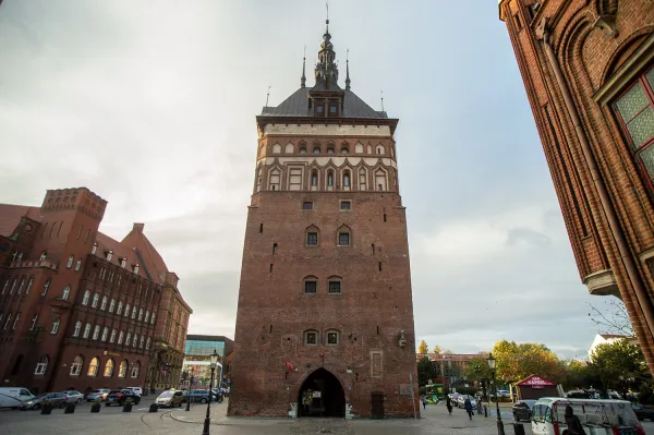 Wschodnia elewacja Wieży Więziennej w Gdańsku, na której znajdują sie zamurowane drzwi oraz pręgierz, jest zwrócona w kierunku ul. Długiej.