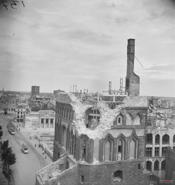 Wykonane w 1947 lub 1948 r. zdjęcie, na którym udokumentowano wojenne zniszczenia Zespołu Przedbramia. Po lewej stronie widoczna ruina Teatru Miejskiego w Gdańsku, po prawej domu handlowego braci Freymann.