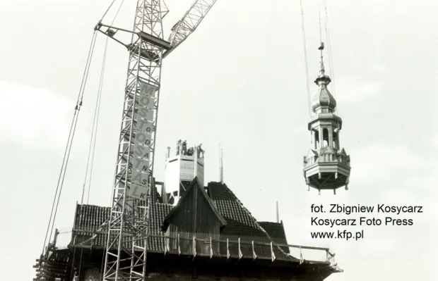 Odtwarzanie pierwotnego wyglądu Zespołu Przedbramia trwało jeszcze wiele lat po wojnie. Na zdjęciu uwieczniono montaż repliki sygnaturki na hełmie Wieży Więziennej, który odbył się 22 października 1991 r.