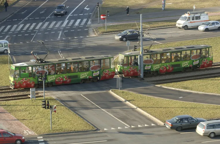 Zyski z ewentualnego powrotu reklam na gdańskie tramwaje i autobusy  nie byłyby tak duże, jak można by się spodziewać. Ekspert z branży reklamowej tłumaczy, że mowa o kwotach dziesiątek, najwyżej setek tysięcy złotych. Zdjęcie z 2008 roku.