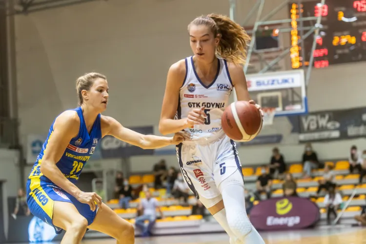 Kamila Borkowska (z piłką) ma 18 lat i mierzy 200 cm. Niemal cały poprzedni sezon straciła przez zerwane więzadła w stawie skokowym, a dziś gra w Energa Basket Lidze Kobiet i została powołana do dorosłej reprezentacji Polski.