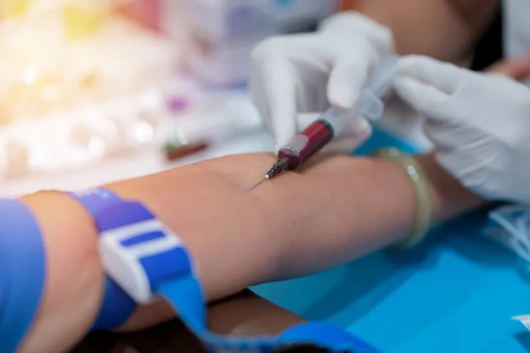Podczas pobierania osocza ozdrowieńców obowiązują takie same procedury, jak podczas standardowego pobierania krwi. Dawcy mogą też liczyć na takie same profity, jak ci, którzy oddają krew honorowo. 