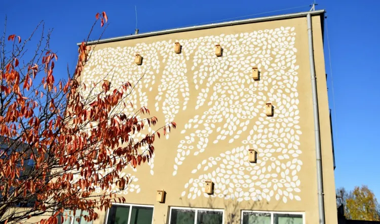 Mural znalazł się na ścianie budynku szkoły.