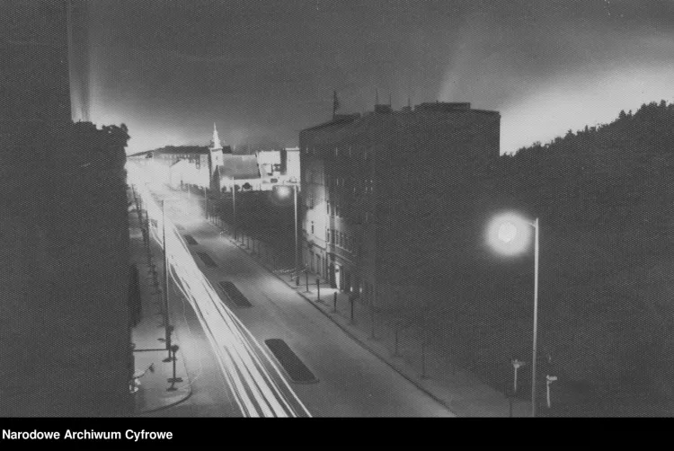 Ulica Świętojańska w Gdyni nocą. Zdjęcie wykonane w 1935 r.