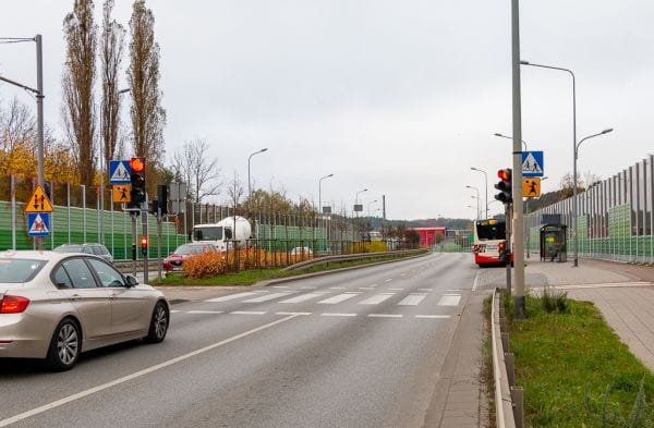 Skrzyżowanie Trasy Słowackiego - Srebrniki. Po lewej zamontowano nowy maszt z sygnalizacją dla kierowców. Dotychczas sygnalizacja znajdowała się tylko po prawej stronie.