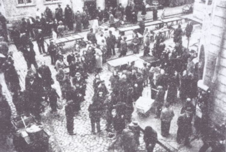 Puste stragany żydowskich handlarzy na jednej z ulic Gdańska, przepędzonych przez nazistowskich bojówkarzy 22 października 1937 r.