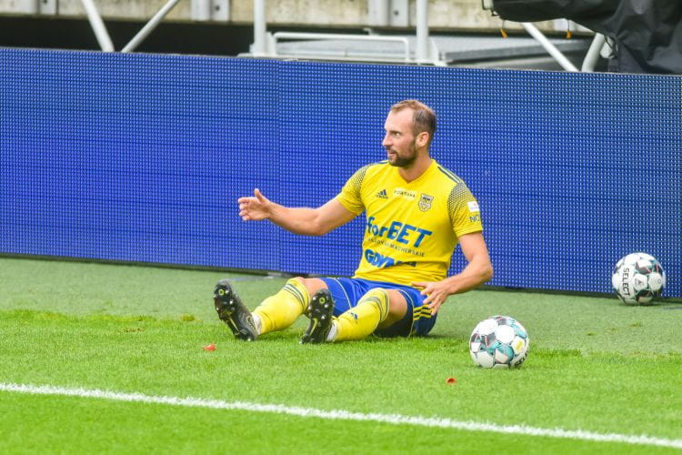Arkadiusz Kasperkiewicz z powodu kontuzji kolana nie dokończył meczu w Nowym Sączu. To jeden z pięciu piłkarzy Arki Gdynia, których udział w spotkaniu z GKS Bełchatów stoi pod znakiem zapytania. 