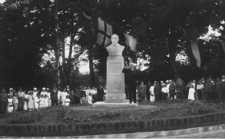 Pomnik Henryka Sienkiewicza na Kamiennej Górze w Gdyni autorstwa Stanisława Jackowskiego. Zdjęcie z 1924 r.