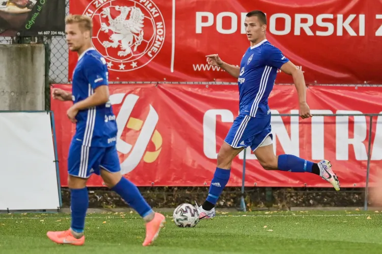 Pomorski Związek Piłki Nożnej wyznaczył terminy zaległych meczów, co dla Bałtyku Gdynia oznacza wydłużenie rozgrywek o dwa tygodnie. Na zdjęciu: Szymon Nowicki (z piłką) i Adam Gołuński.