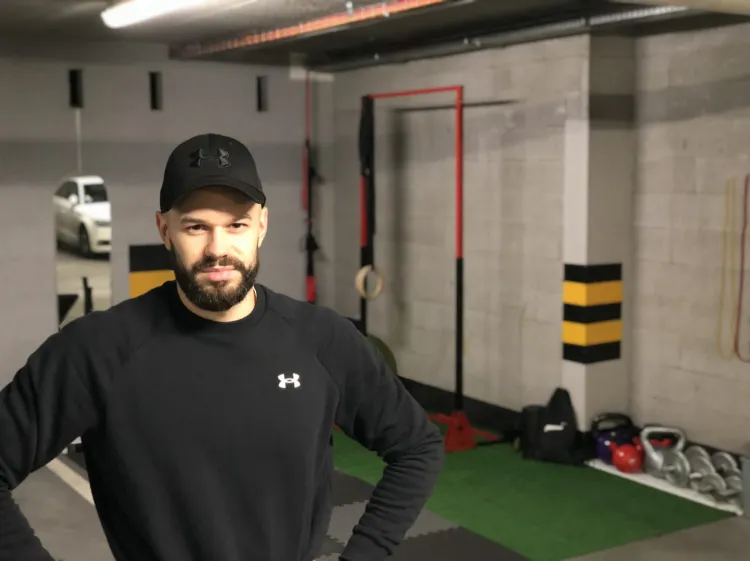 Igor Kaczyński stracił możliwość prowadzenia treningów indywidualnych w klubie fitness. Miejsce do przyjmowania podopiecznych stworzył sobie w hali garażowej.