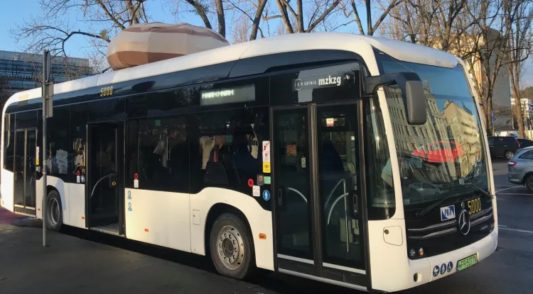 Dotychczas w Gdyni elektryczne autobusy pojawiały się jedynie na testach. Nz. elektryczny autobus marki Mercedes, który kursował po Śródmieściu w tłusty czwartek (20.02.2020 r.).