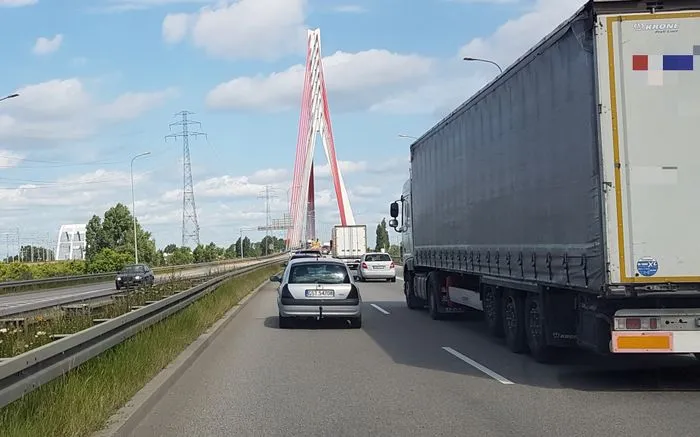 Ciężarówka zatrzymała się na środku jezdni tuż przed wjazdem na most wantowy (zdjęcie ilustracyjne).