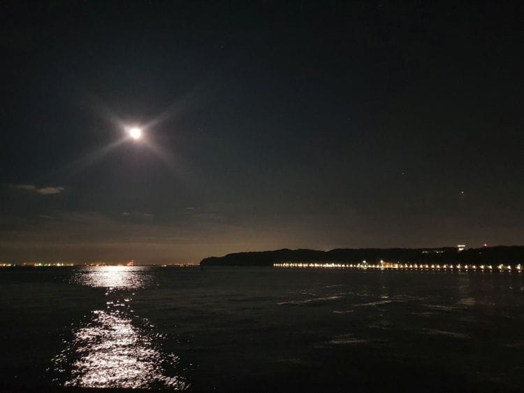 Księżyc, Jowisz i Saturn widziane ze skweru Kościuszki w Gdyni.