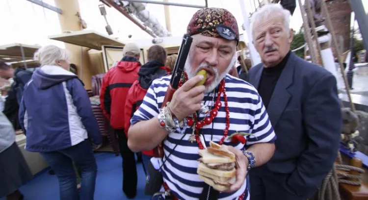 Nowy pirat jadła sobie nie żałuje. Na zdjęciu podczas chrztu jachtu "Kapitan Borchardt".