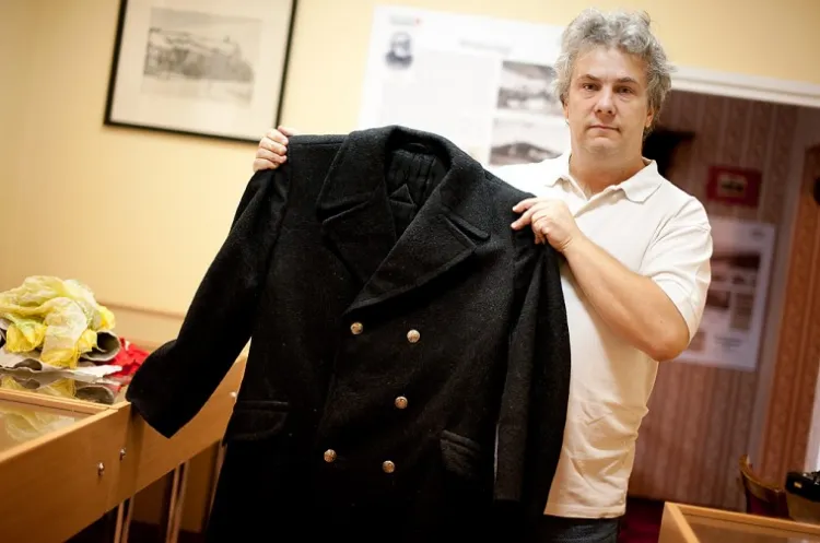 Zimowy płaszcz motorniczego z lat 50. ubiegłego wieku, znaleziony na śmietniku, prezentuje Mirosław Piskorski ze Strefy Wolnego Miasta Gdańska.