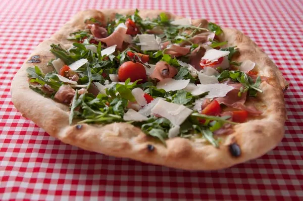 W Ristorante Monte Verdi pizza wykonywana jest według indywidualnie stworzonej receptury przez włoskiego Pizzaiolo z Neapolu.