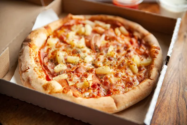 Pizza hawajska od Brooklyn Pizza.