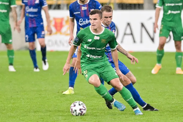 Egzon Kryeziu zagrał w młodzieżowej reprezentacji Słowenii w meczu z Rosją (2:2). Po powrocie do Gdańska pomocnika czeka test na obecność wirusa SARS-CoV-2.