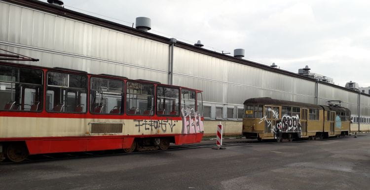 Dwa pomazane przez wandali tramwaje stoją na terenie zajezdni autobusowej przy al. Hallera w Gdańsku.