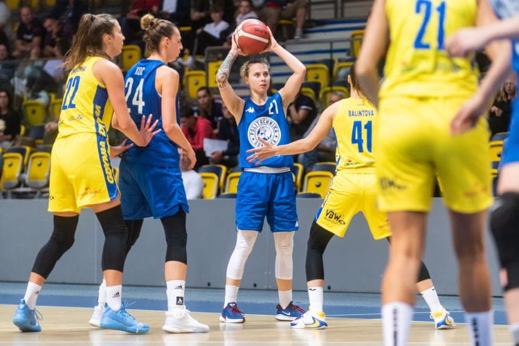 Po trzytygodniowej przerwie w Energa Basket Lidze Kobiet, na własnych parkietach z trójmiejskich drużyn zagrają tylko koszykarki DGT AZS Politechniki Gdańskiej (granatowe stroje) i VBW Arki Gdynia (żółte stroje).