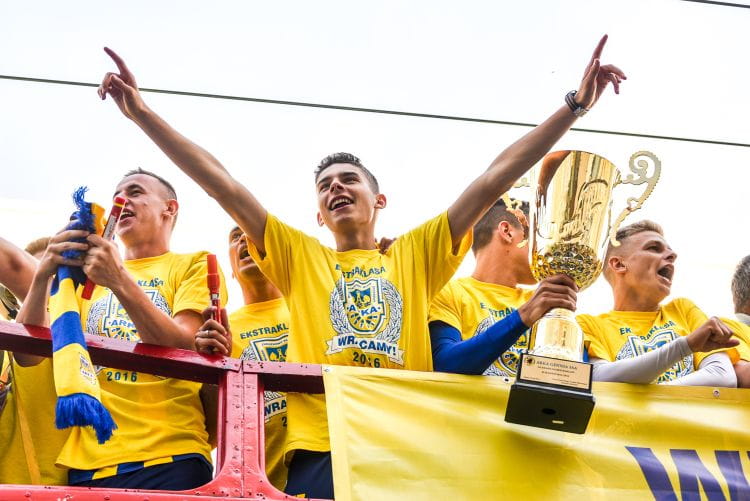 Tak cieszył się Maksymilian Hebel z piłkarzami Arki Gdynia z awansu do ekstraklasy latem 2016 roku. Wówczas jeszcze nie wiedział, że nie będzie mu dane zagrać w pierwszej drużynie żółto-niebieskich w oficjalnym meczu. 