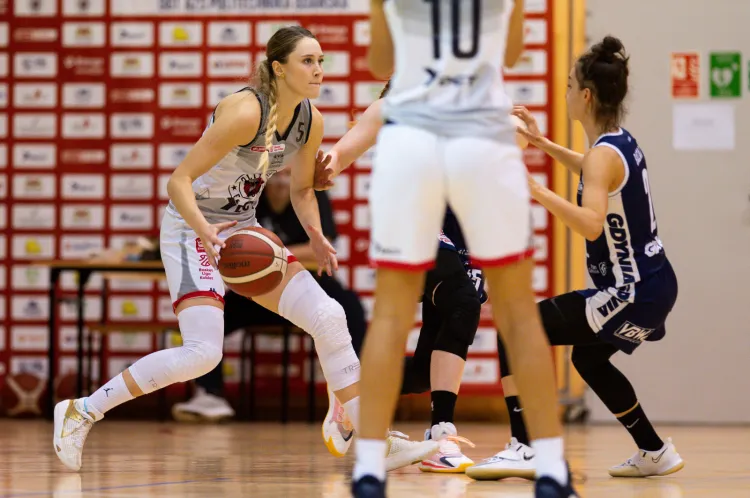 W tym tygodniu trójmiejskie koszykarki w Energa Basket Lidze Kobiet rozegrają cztery spotkania. Zaległy mecz we wtorek czeka DGT AZS Politechnikę. Na zdjęciu Jowita Ossowska.