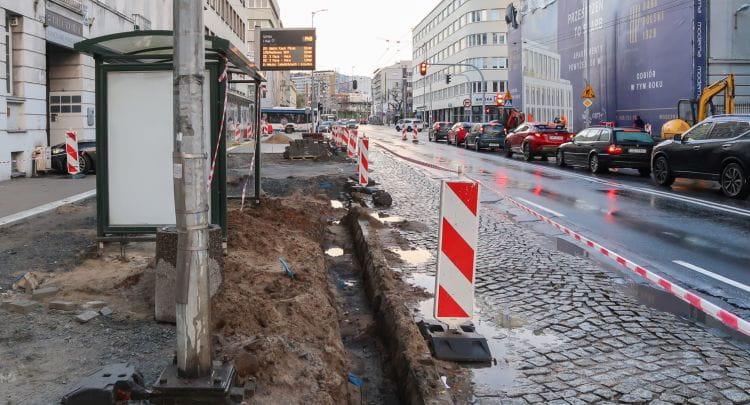 Remont chodników przy ul. 10 Lutego w Gdyni ma potrwać do połowy grudnia.