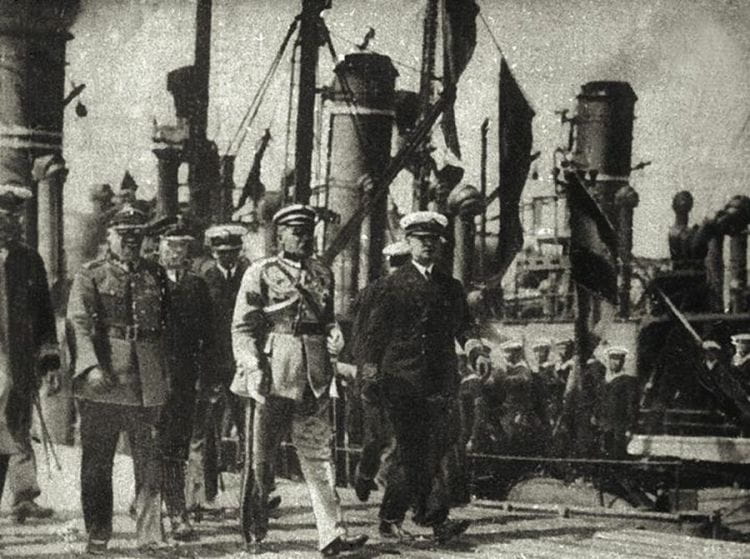 1 lipca 1928 r. Marszałek Józef Piłsudski wizytuje gdyński port wojenny. 