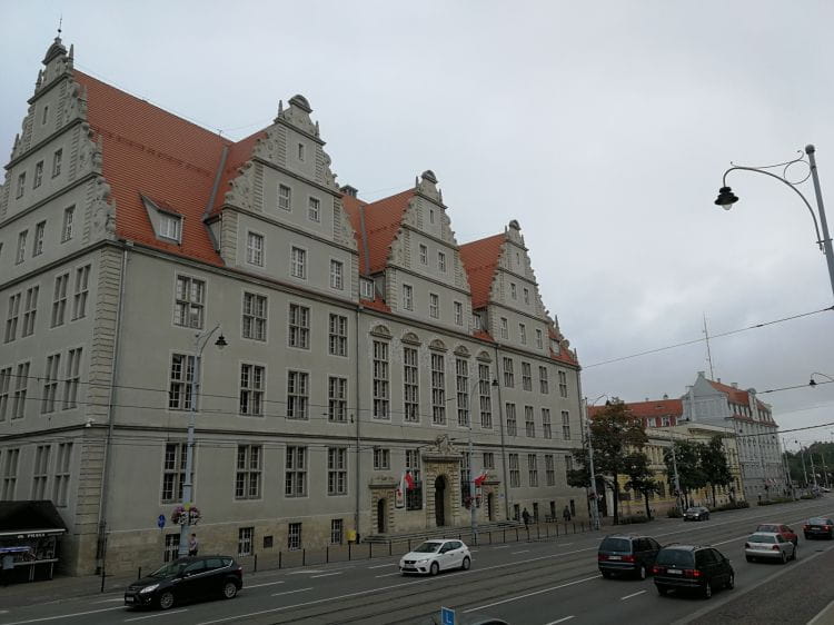 Gmach dawnego Wyższego Sądu Krajowego w Gdańsku (niem. Oberlandesgericht Danzig) w latach II wojny światowej przy ul. Nowe Ogrody 30-34. To właśnie w tym gmachu odbywały się rozprawy sądu specjalnego (Sondergericht). Zdjęcie zostało wykonane w 2019 r.