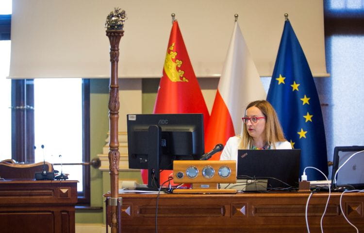 Na sali obrad obecna była tylko przewodnicząca Agnieszka Owczarczak. Listopadowa sesja odbywała się w formule zdalnej.