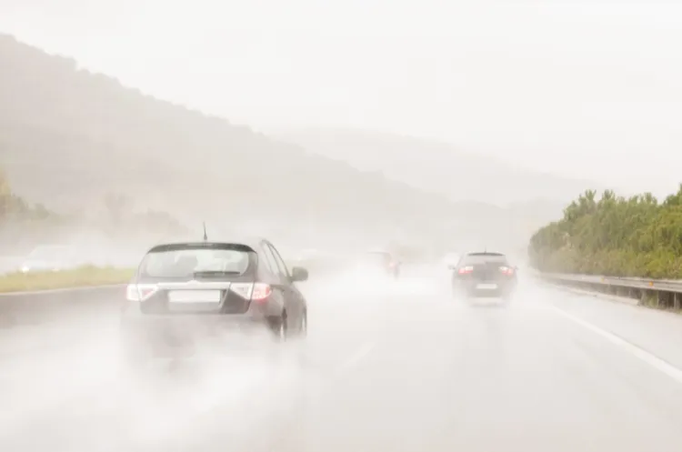 Brak stosownego oświetlenia auta przy tak wymagających warunkach atmosferycznych jest bardzo niebezpieczny.