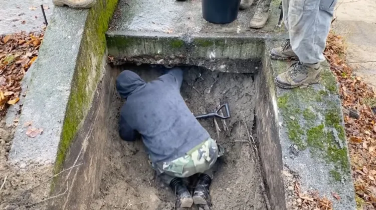 Zasypane zejście do schronu przy ul. Jaśkowa Dolina było mocno poprzerastane korzeniami.