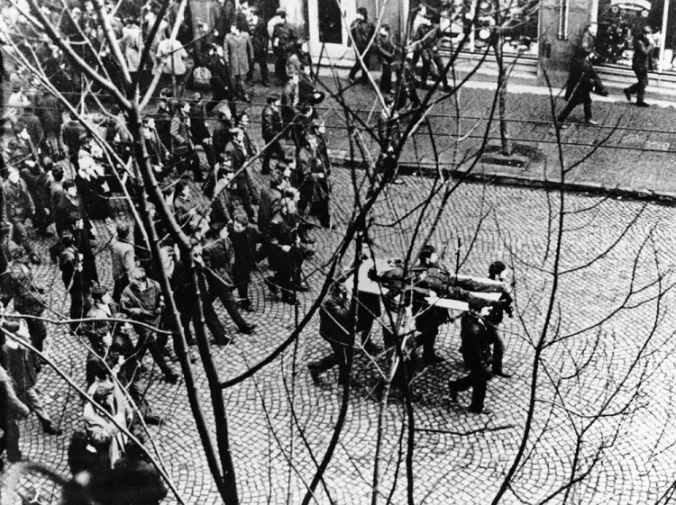 Protestujący w Gdyni niosą na drzwiach ciało zastrzelonego Zbigniewa Godlewskiego, który stał się symbolem ofiar Grudnia '70. Z badań historyków wynika, że w wydarzeniach zginęło w całej Polsce 41 osób.