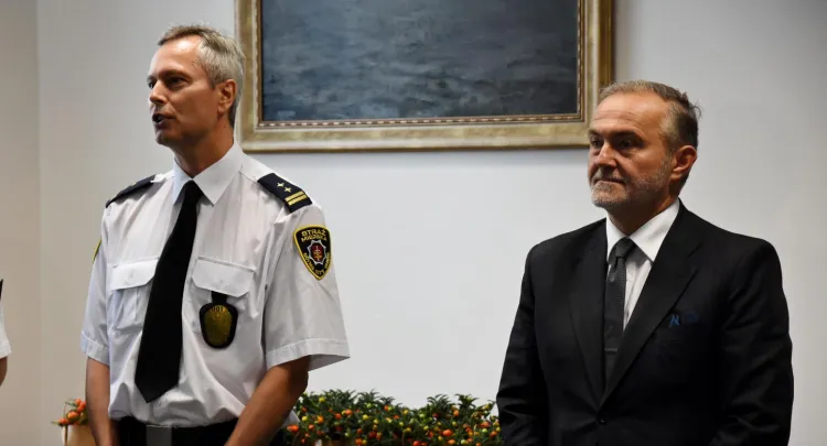 Dariusz Wiśniewski był komendantem straży miejskiej od 15 lat. Na zdjęciu obok prezydenta podczas podsumowania pracy strażników w 2018 roku.