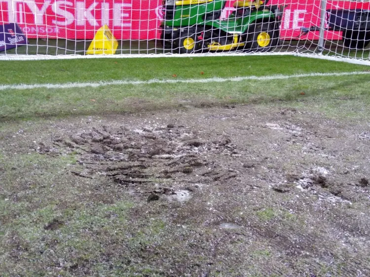 Tak wyglądało boisko w Gdyni pod jedną z bramek w środowy wieczór.