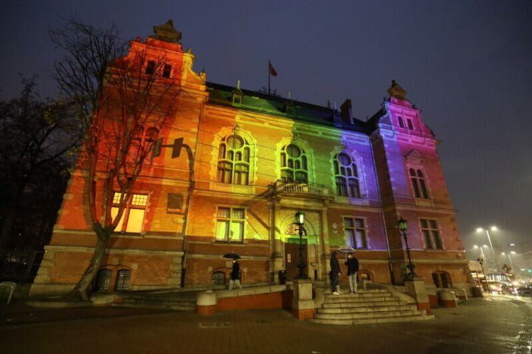 Siedzibę Rady Miasta Gdańska podświetlono w ten sposób z okazji Międzynarodowego Dnia Tolerancji.