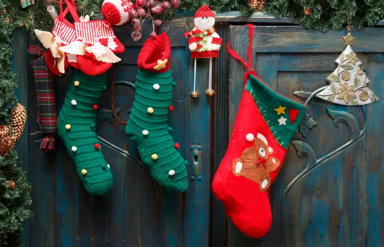 Mikołajki są przede wszystkim zapowiedzią nadchodzących świąt Bożego Narodzenia. I choć celebrowanie 6 grudnia nie jest tak uroczyste jak Gwiazdki, to jednak obie okazje łączy postać świętego Mikołaja i rytuał obdarowywania się prezentami.