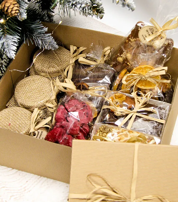 W zestawach prezentowych na święta znajdują się najróżniejsze słodycze, m.in. pierniki, czekolady i ciastka.
