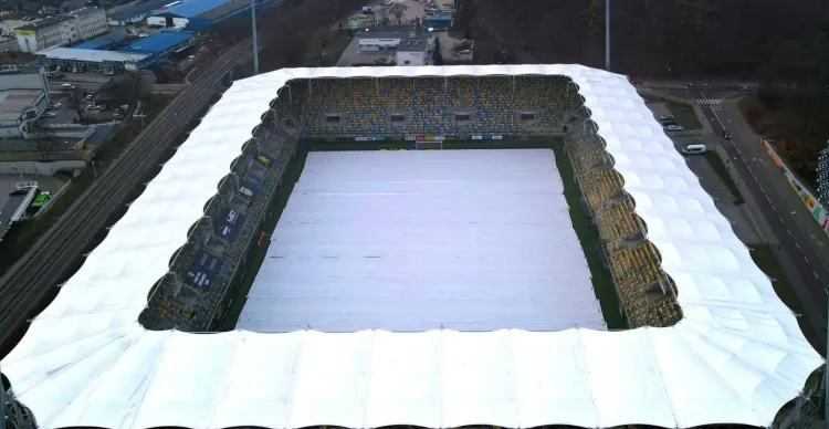 Murawa Stadionu Miejskiego w Gdyni obłożona matami ochronnymi, których koszt to wydatek około 100 tys. zł. W przyspieszonym trybie zostały sprowadzone w dniu meczu Arka Gdynia - Korona Kielce. 