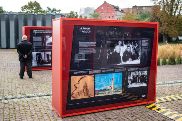 Plenerowa wystawa "Polacy w Wolnym Mieście Gdańsku" na placu przed Muzeum II Wojny Światowej. 